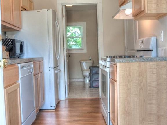 5th image of 2047 Plainfield Ave NE