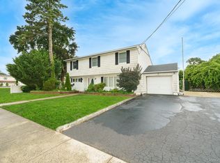 195 N Albany Avenue, Massapequa, NY 11758