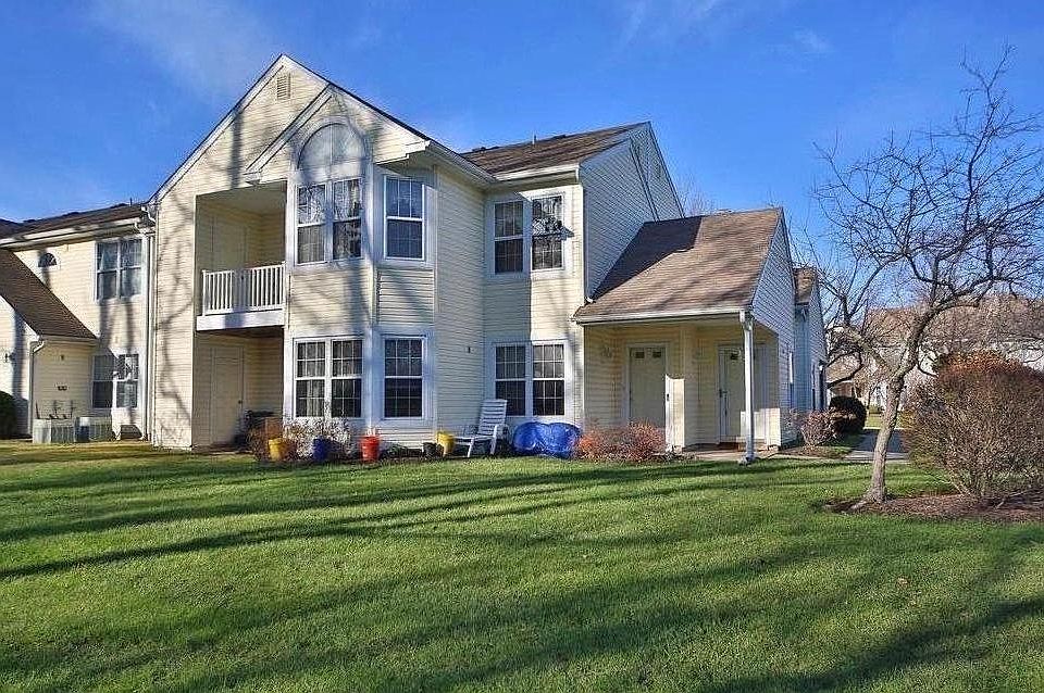 Entrance door is on the right.