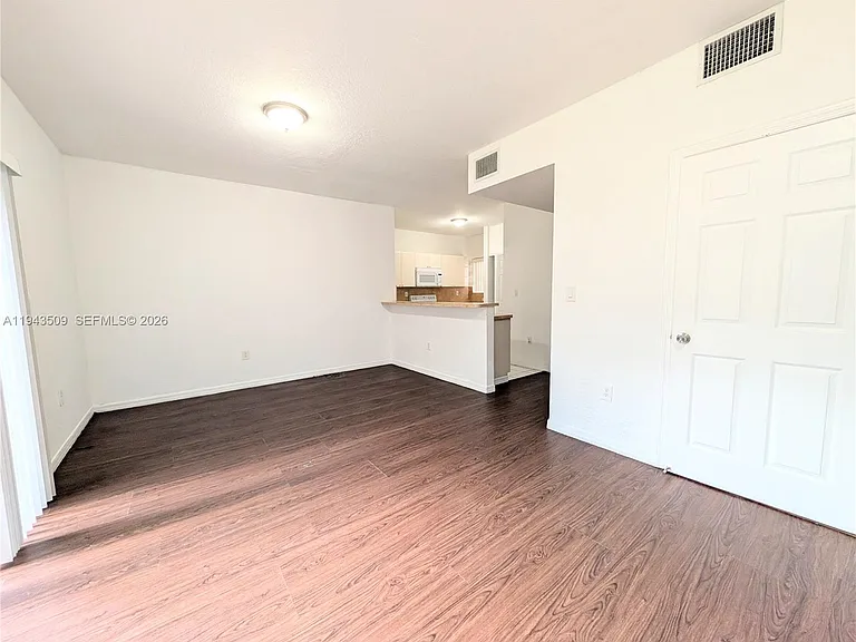 825 SW 6th Pl — Photo 5