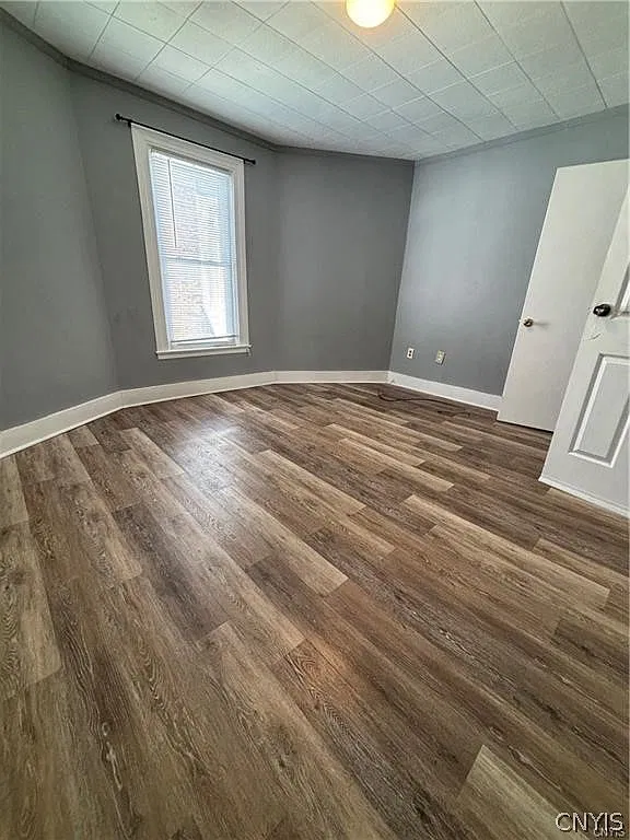 3 bed, 1.0 bath, 2520 sqft, $1,400 — Photo 2