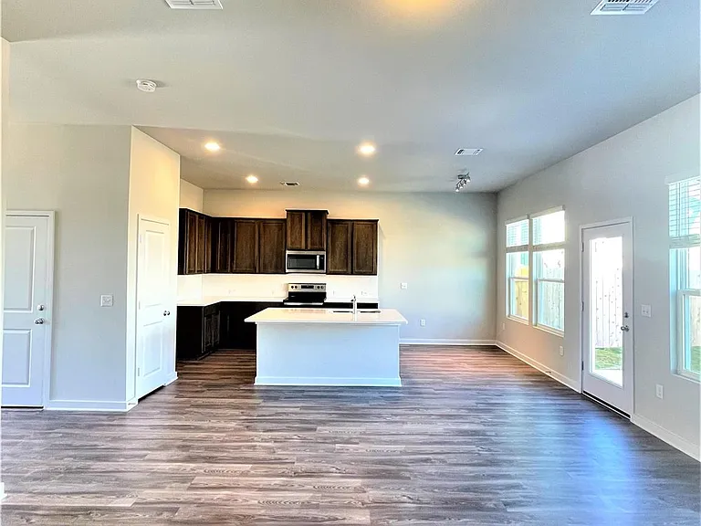 15110 Forum Ave — Photo 8