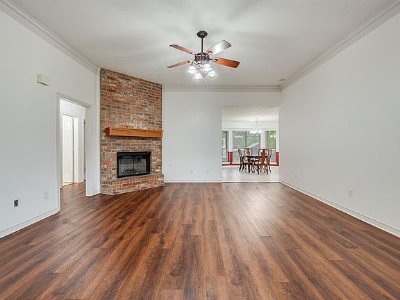 3rd image of 1521 Strasburg Cir