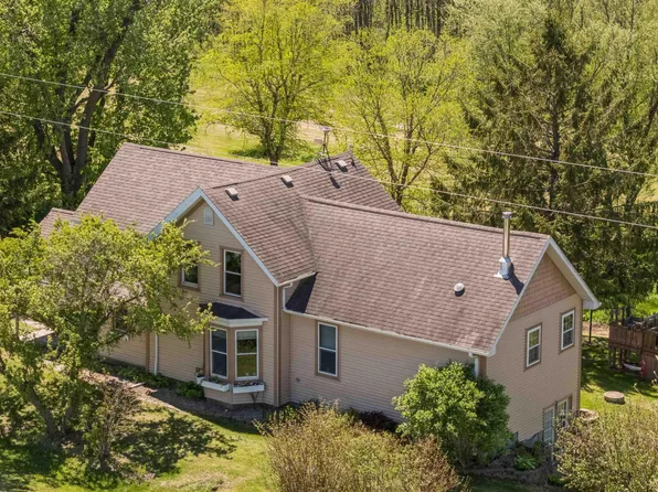 1285 Frankville Rd, Decorah, IA 52101