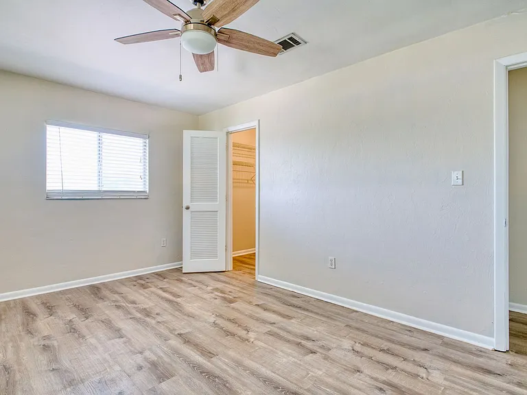 2304 SW 35th Pl — Photo 23