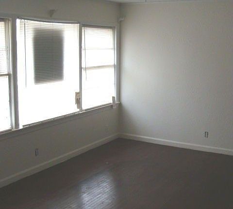 3rd image of 1850 N New Haven Ave