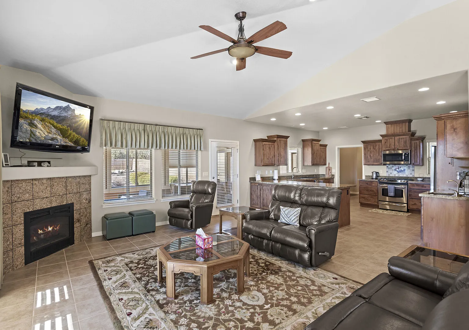 Peaceful and Modern 4-Bedroom in Flagstaff, AZ with Scenic Views — Photo 2