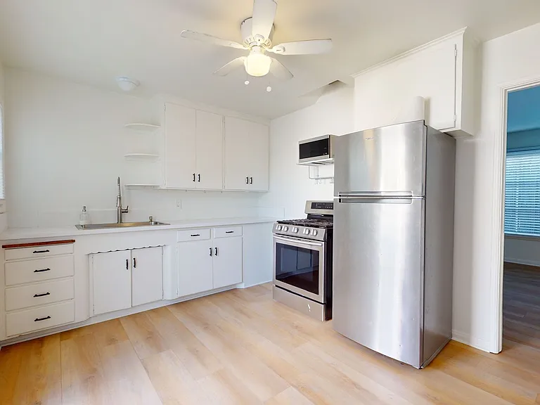 224-226 C Ave — Photo 3