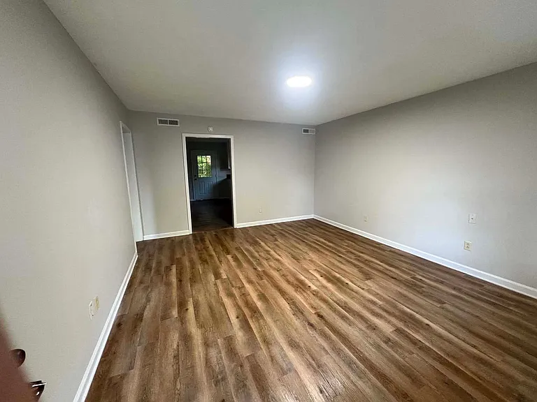 319 N Bond Ave — Photo 9