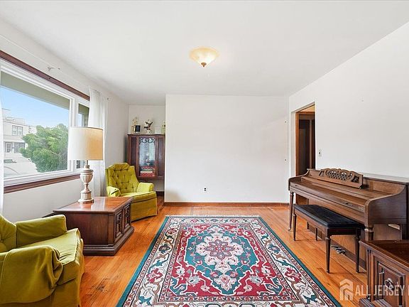 4th image of 131 Maple Pl