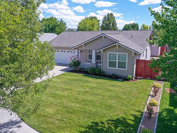 3rd image of 758 NE Sandstone Ct