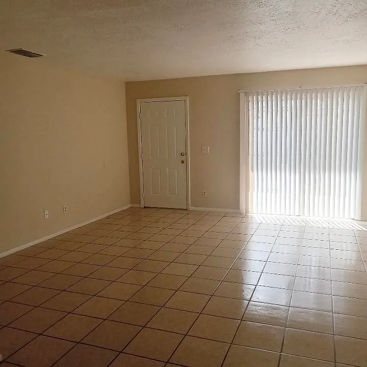 2 bed, 1.5 bath, 1000 sqft, $1,075 — Photo 3