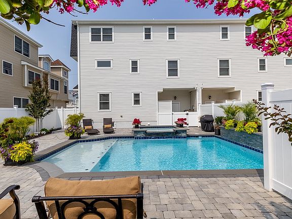 3rd image of 122 84th St W #Sea