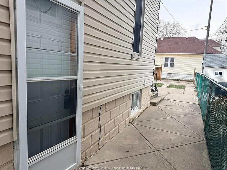 1378 Erie St E #LOWER — Photo 5