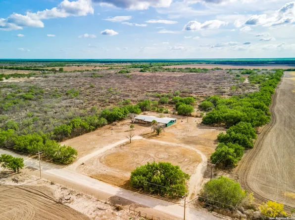 1362 S. Cr 4012, La Pryor, TX 78872