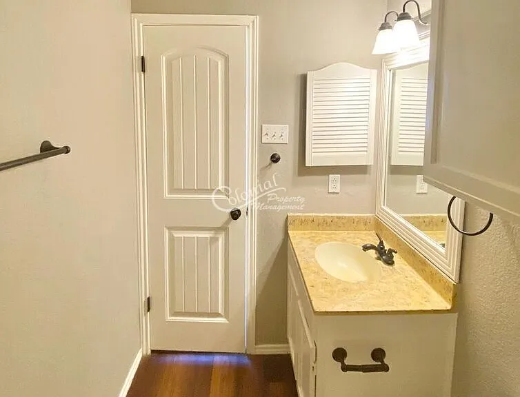 2011 Newton Dr — Photo 5