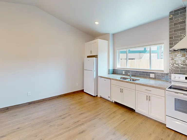 861 Front St — Photo 3