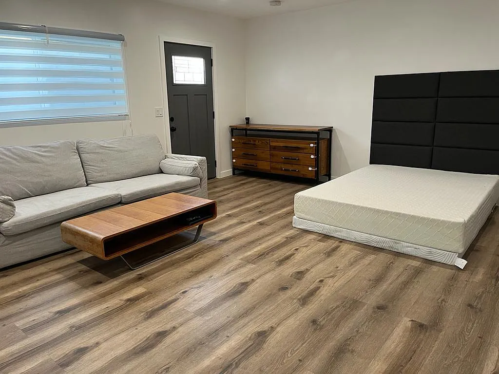23125 Victory Blvd — Photo 1