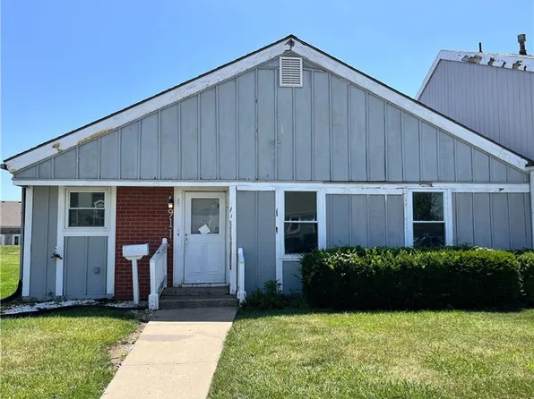 911 SE Hampton Ct, Lees Summit, MO 64063