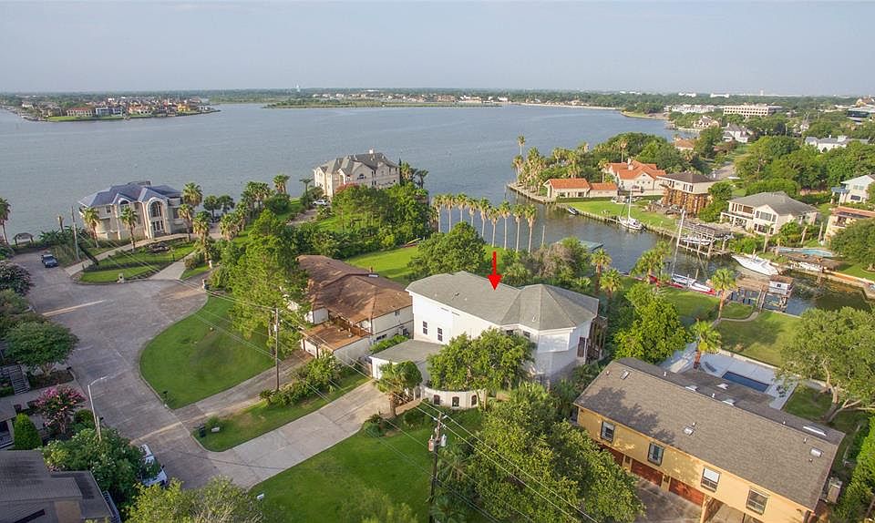 STRIKING AERIAL THAT HIGHLIGHTS THE LARGE LOT WITH LAKE VIEWS AND LOCATION ON A QUIET CUL DE SAC WITH DIRECT ACCESS TO CLEAR LAKE.