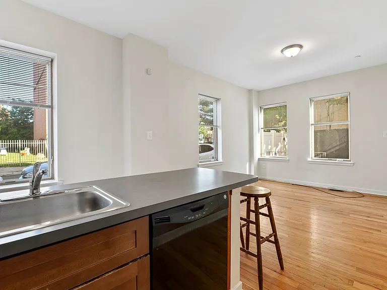 1643 Fitzwater St #A — Photo 9