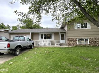 490 Joal Dr, Carrington, ND 58421