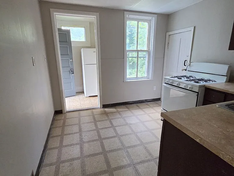 519-521 E 6th St #4 — Photo 3