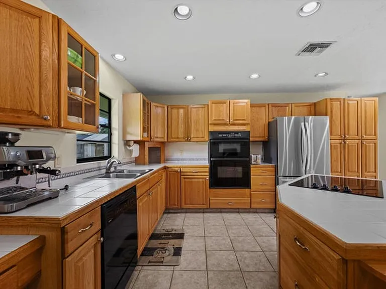 3306 Fargo Ave — Photo 2