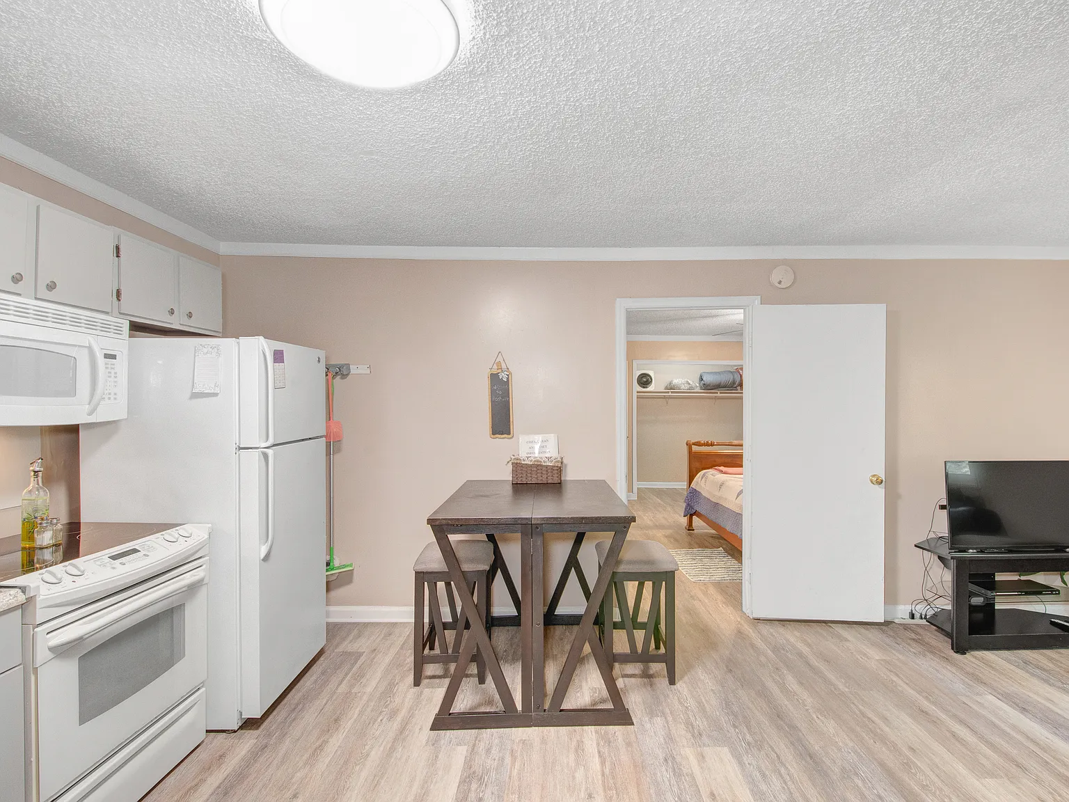 1 bed, 900 sqft, $1,750 — Photo 2