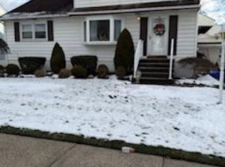 300 John Ochs Dr, Saddle Brook Twp., NJ 07663