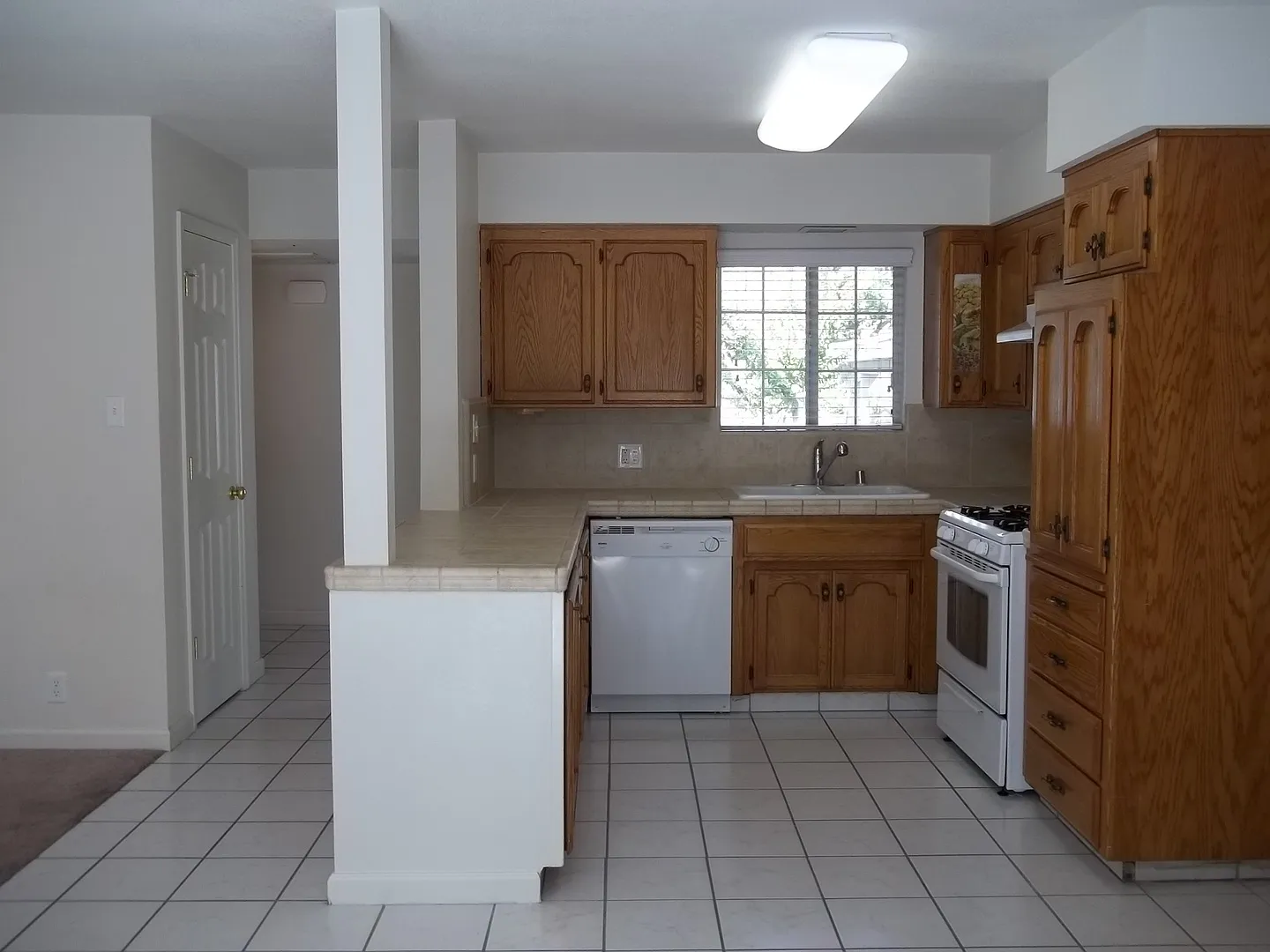 Spacious and updated home offering nice amenities and a nice floor plan. Close to shopping, schoo... — Photo 2
