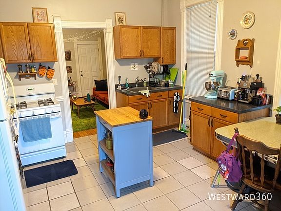 2nd image of 3642 N Damen Ave APT 1r