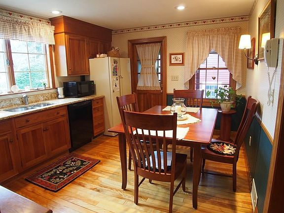 4th image of 24 Fairlawn Ave