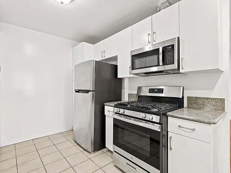 956 Elden Ave — Photo 8