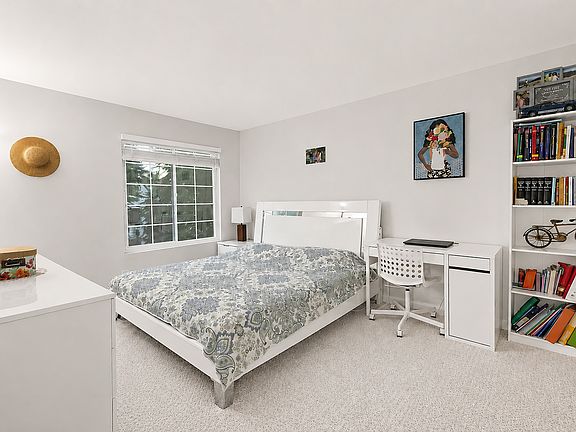 3rd image of 21550 Burbank Blvd APT 302