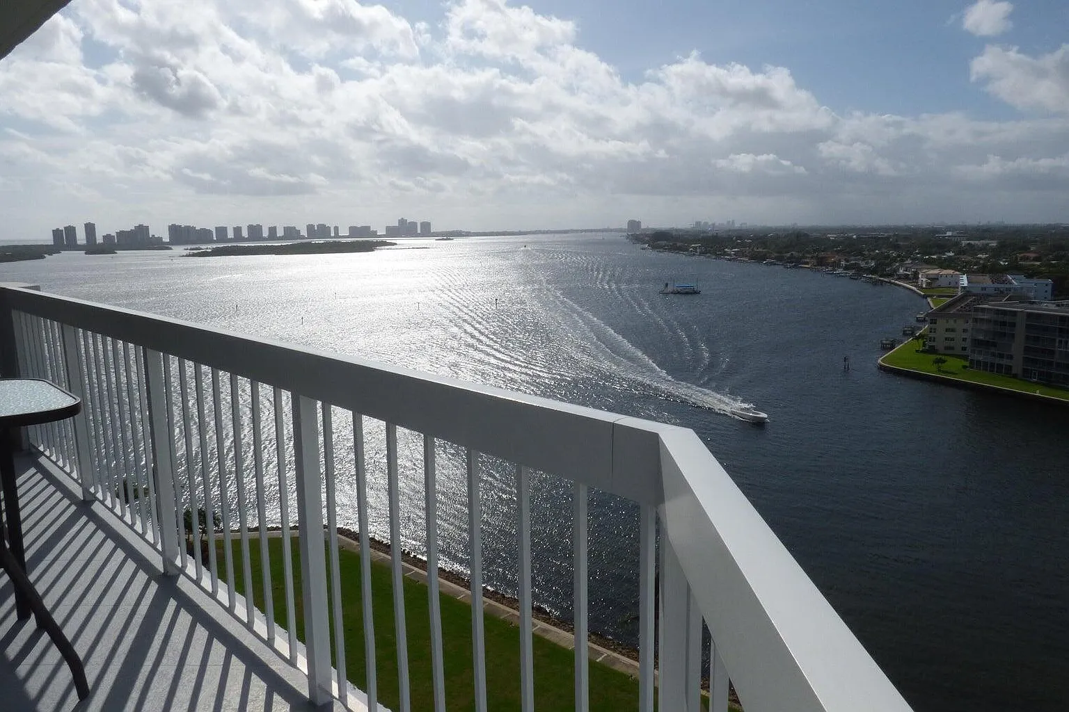 3 bed, 2.5 bath, 2478 sqft, $8,000 — Photo 2