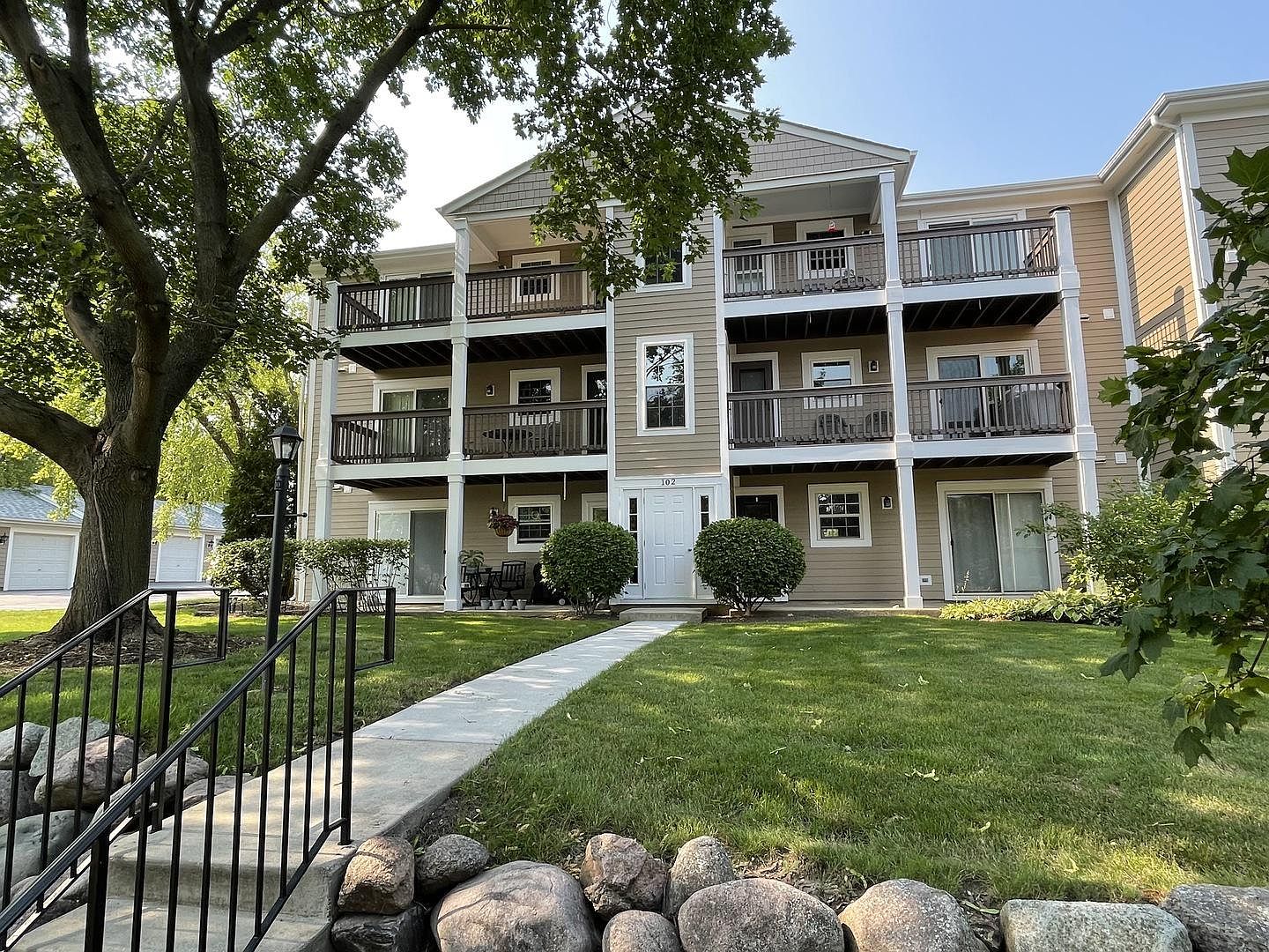 102 E Winchester Rd APT B, Libertyville, IL 60048 | Zillow