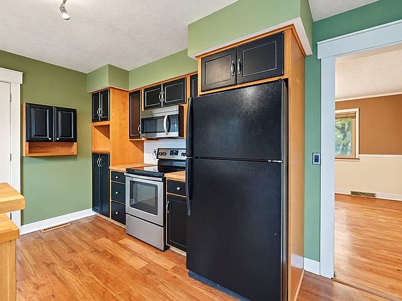 4th image of 2424 Drake Pl