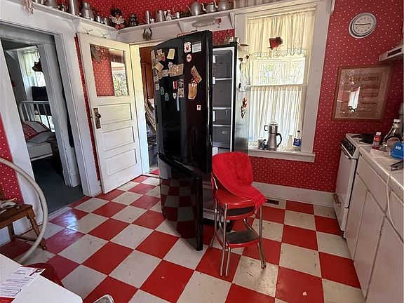 5th image of 213 W Grove St