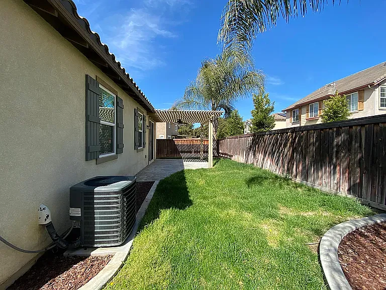 46815 Peach Tree St — Photo 17