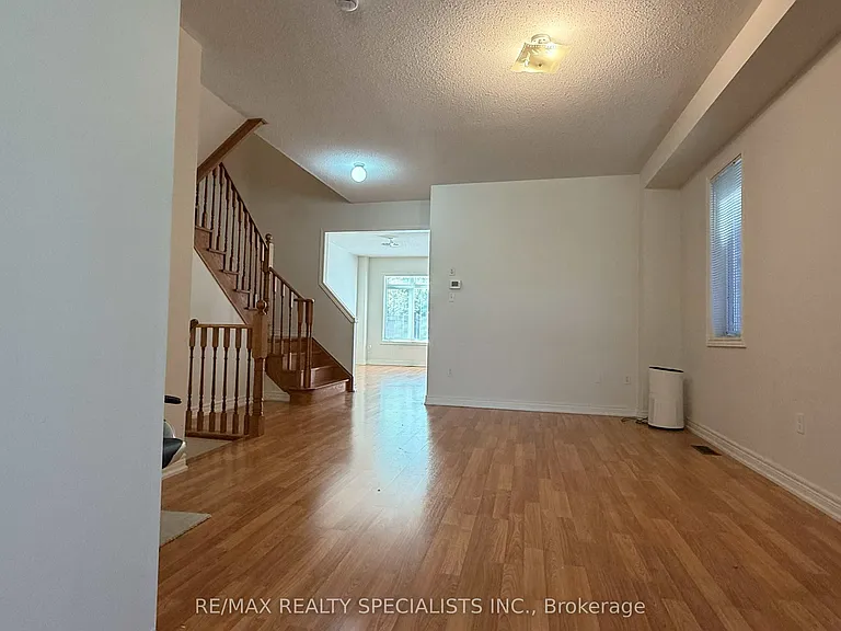 3273 Stoney Cres — Photo 24