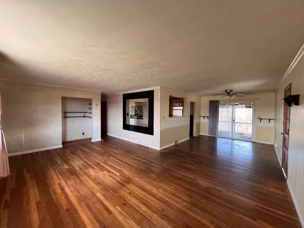 7627 Selden Rd, Le Roy, NY 14482