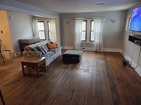 3rd image of 124 E 4th St