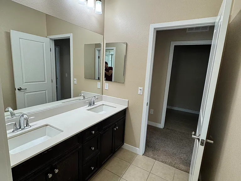 Common Full Bathroom upstairs - View 2