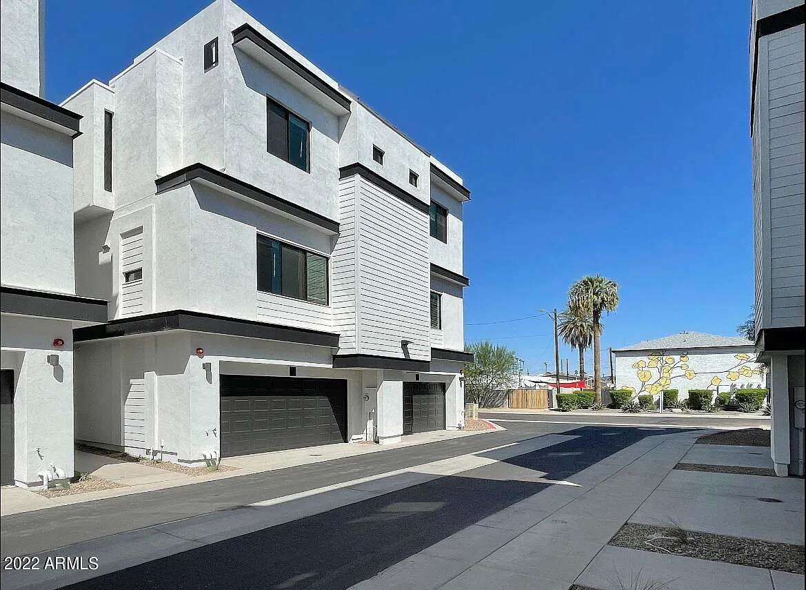 3215 E Flower St — Photo 4