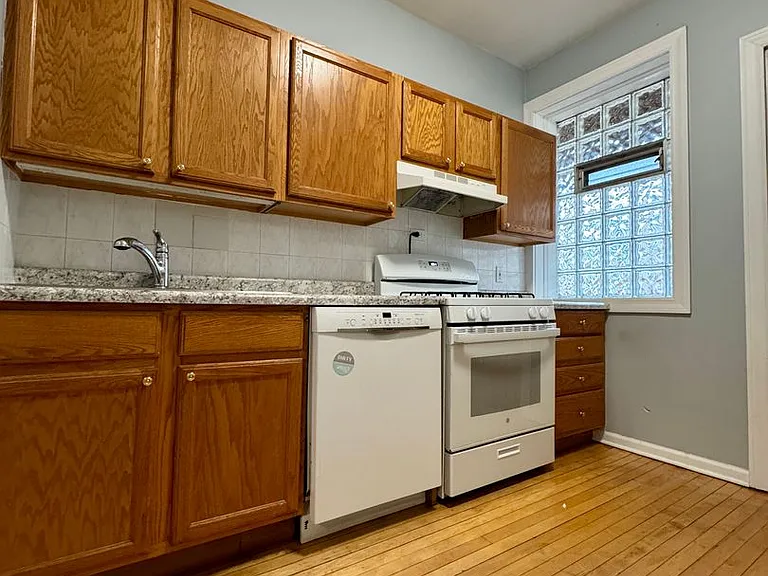 3801 N Lincoln Ave — Photo 3