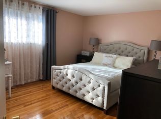 8288 Farnum Cir, Warren, MI 48093