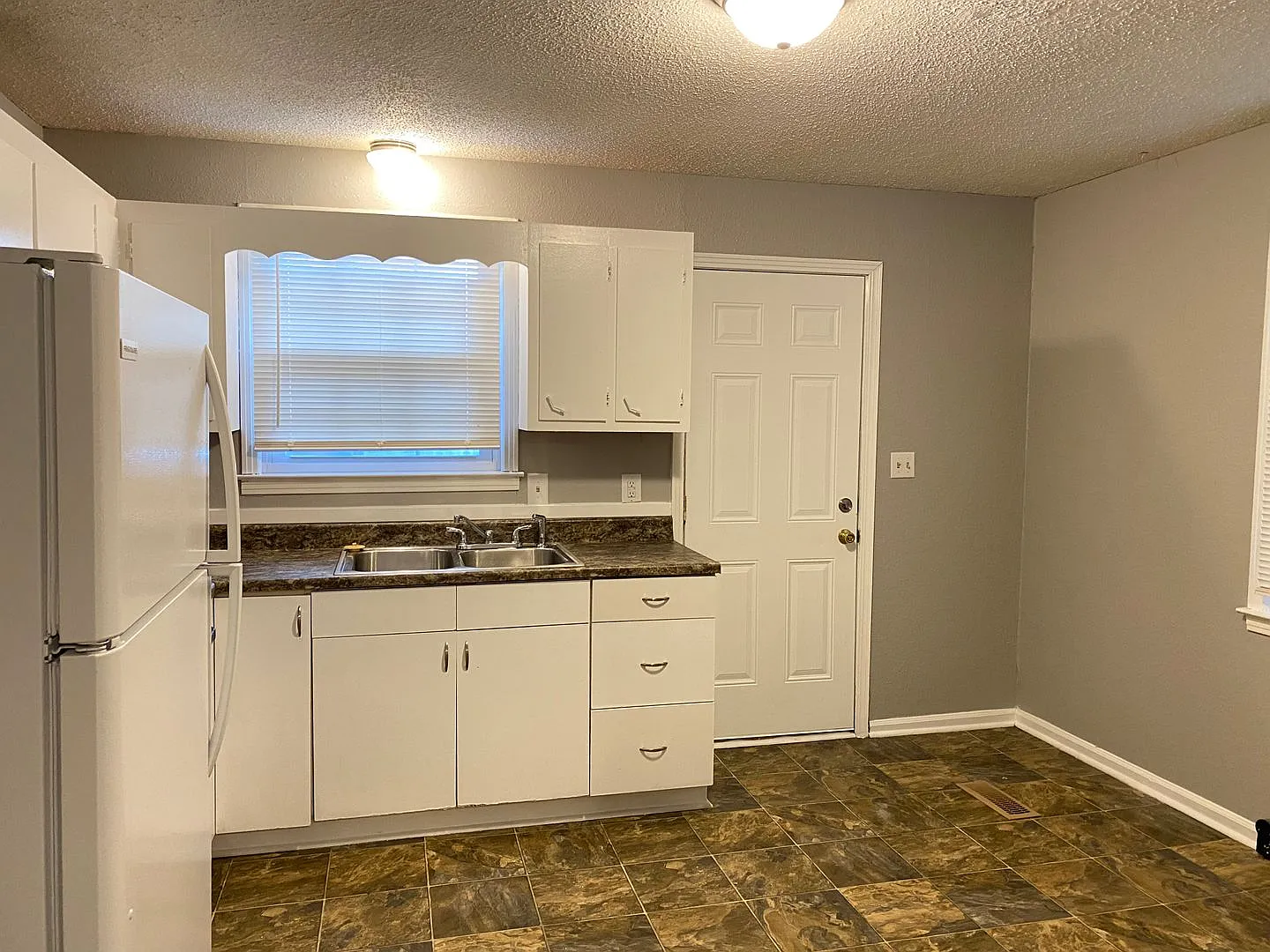 Great Location! Off College St! 3 Bed/1 Bath with 1000 sq. ft. — Photo 2