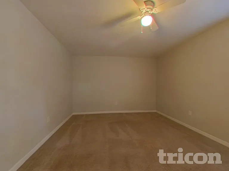 409 Kerry Dr — Photo 6