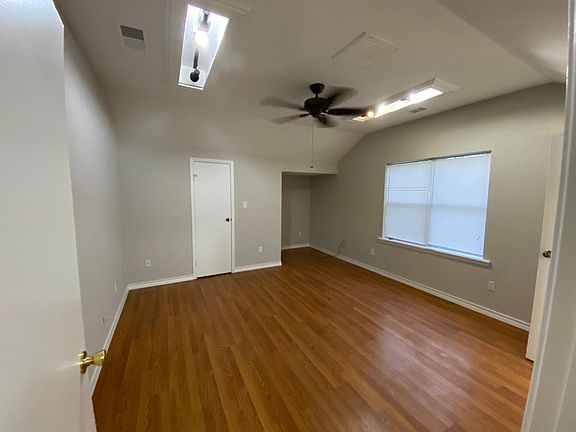 3rd image of 212 N Shady Oaks St